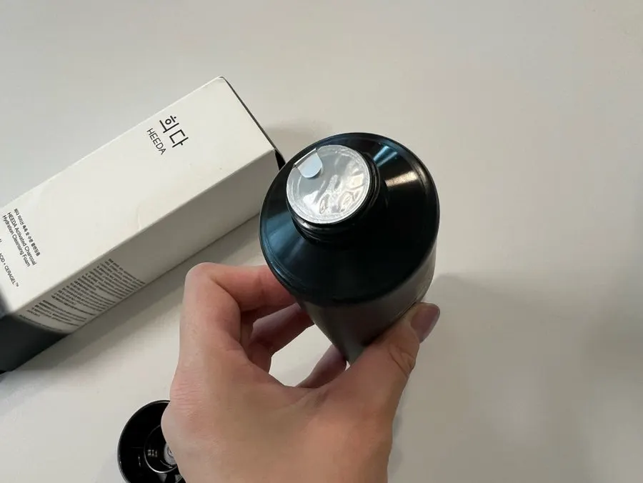 Low-pH cleansing foam for seasonal dryness: HEEDA charcoal foam