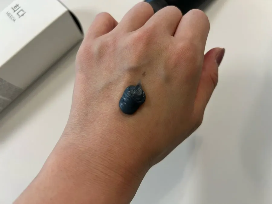 Low-pH cleansing foam for seasonal dryness: HEEDA charcoal foam