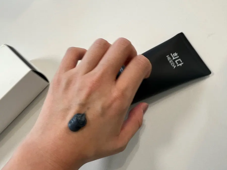 Low-pH cleansing foam for seasonal dryness: HEEDA charcoal foam