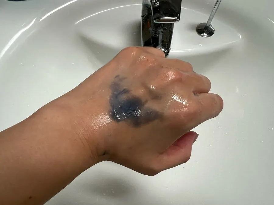 Low-pH cleansing foam for seasonal dryness: HEEDA charcoal foam