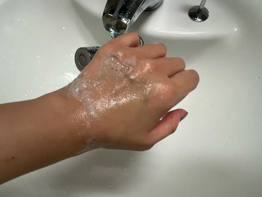 Low-pH cleansing foam for seasonal dryness: HEEDA charcoal foam