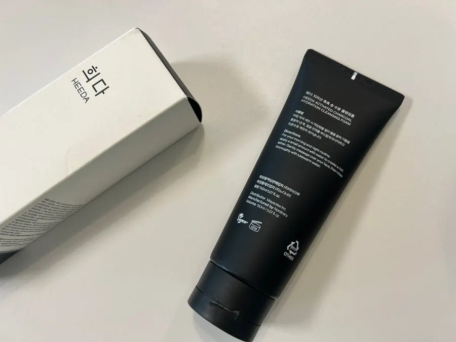 Low-pH cleansing foam for seasonal dryness: HEEDA charcoal foam