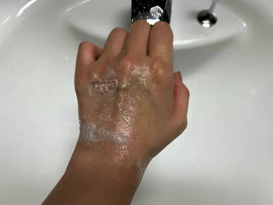 Low-pH cleansing foam for seasonal dryness: HEEDA charcoal foam