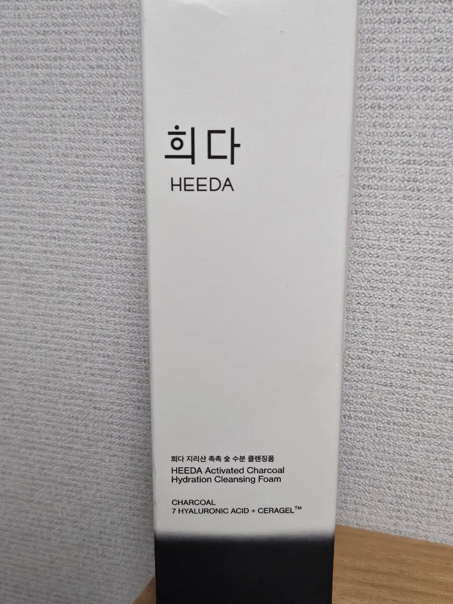 Low-pH cleansing foam for sensitive skin: HEEDA