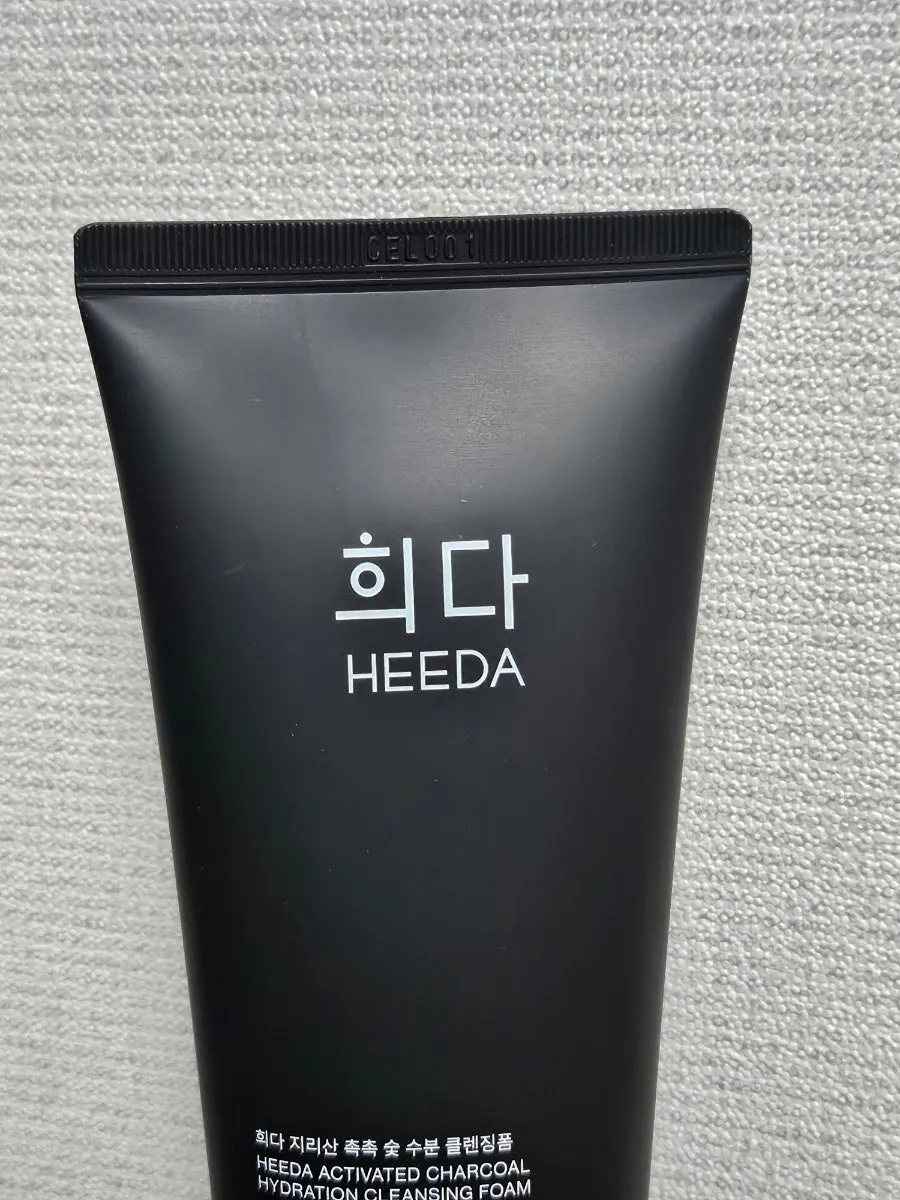 Low-pH cleansing foam for sensitive skin: HEEDA
