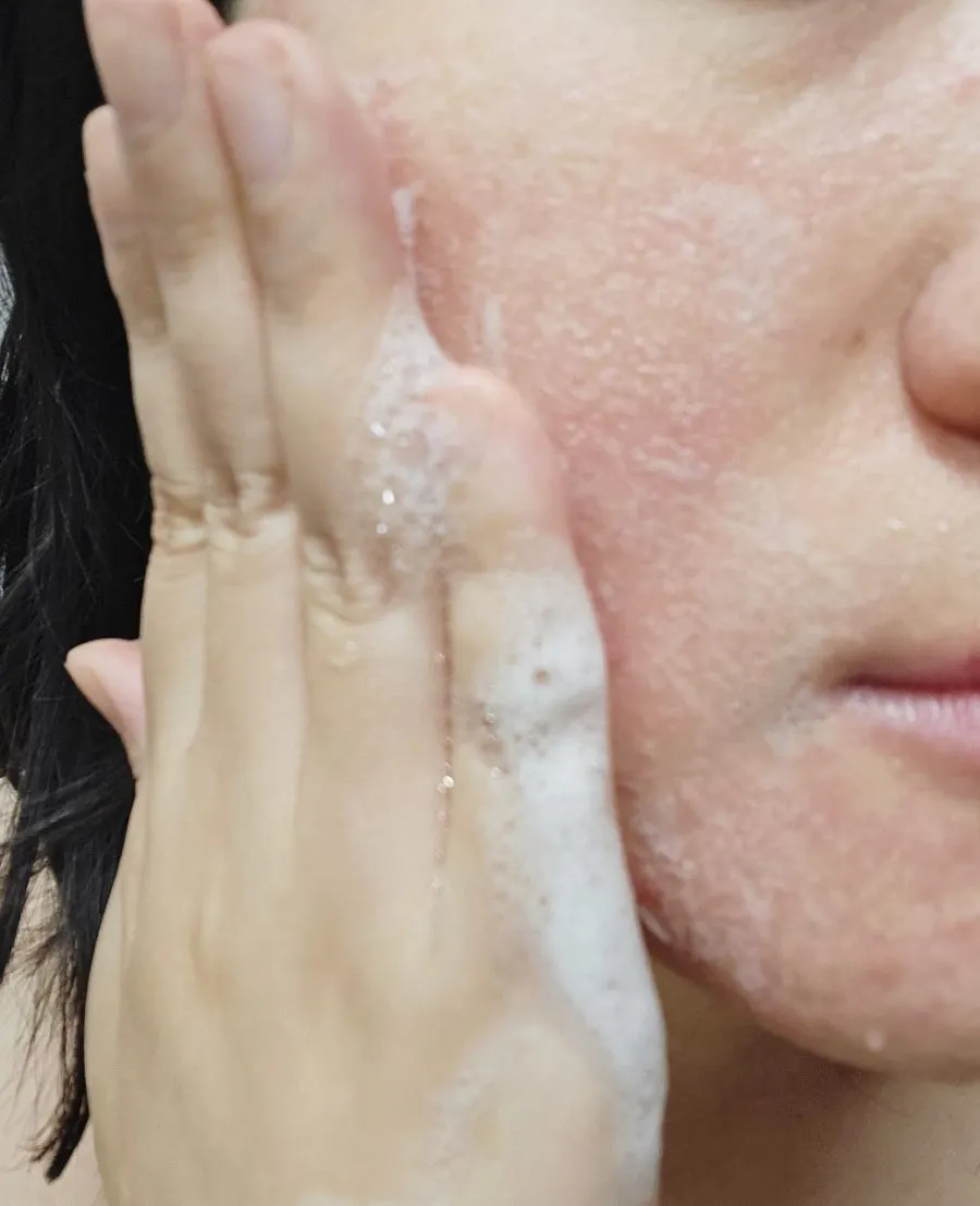 Low-pH cleansing foam for sensitive skin: HEEDA