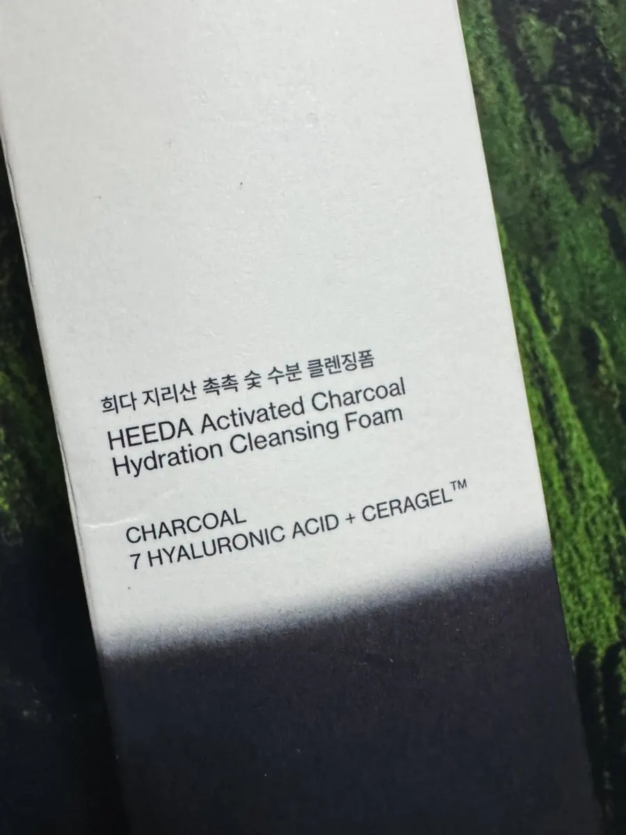 Low-pH cleansing foam for dry skin: HEEDA Jirisan Charcoal