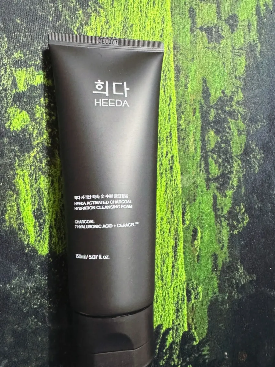 Low-pH cleansing foam for dry skin: HEEDA Jirisan Charcoal