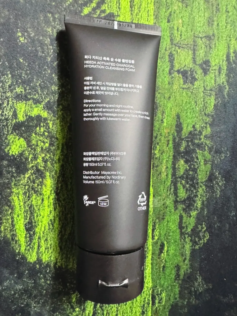 Low-pH cleansing foam for dry skin: HEEDA Jirisan Charcoal