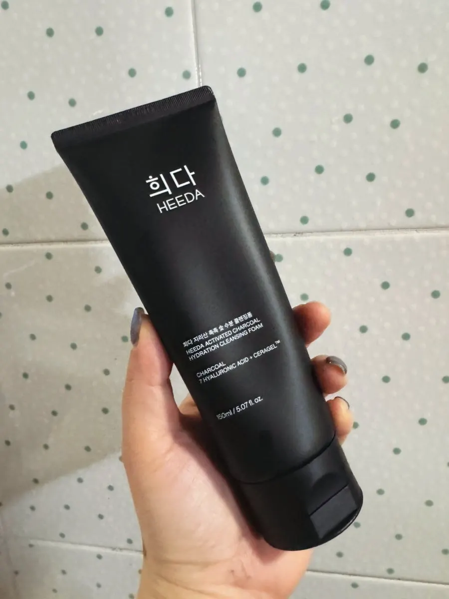 Low-pH cleansing foam for dry skin: HEEDA Jirisan Charcoal