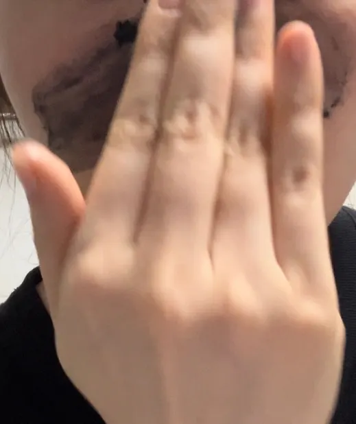塗在T字部位的木炭色卸妝膏