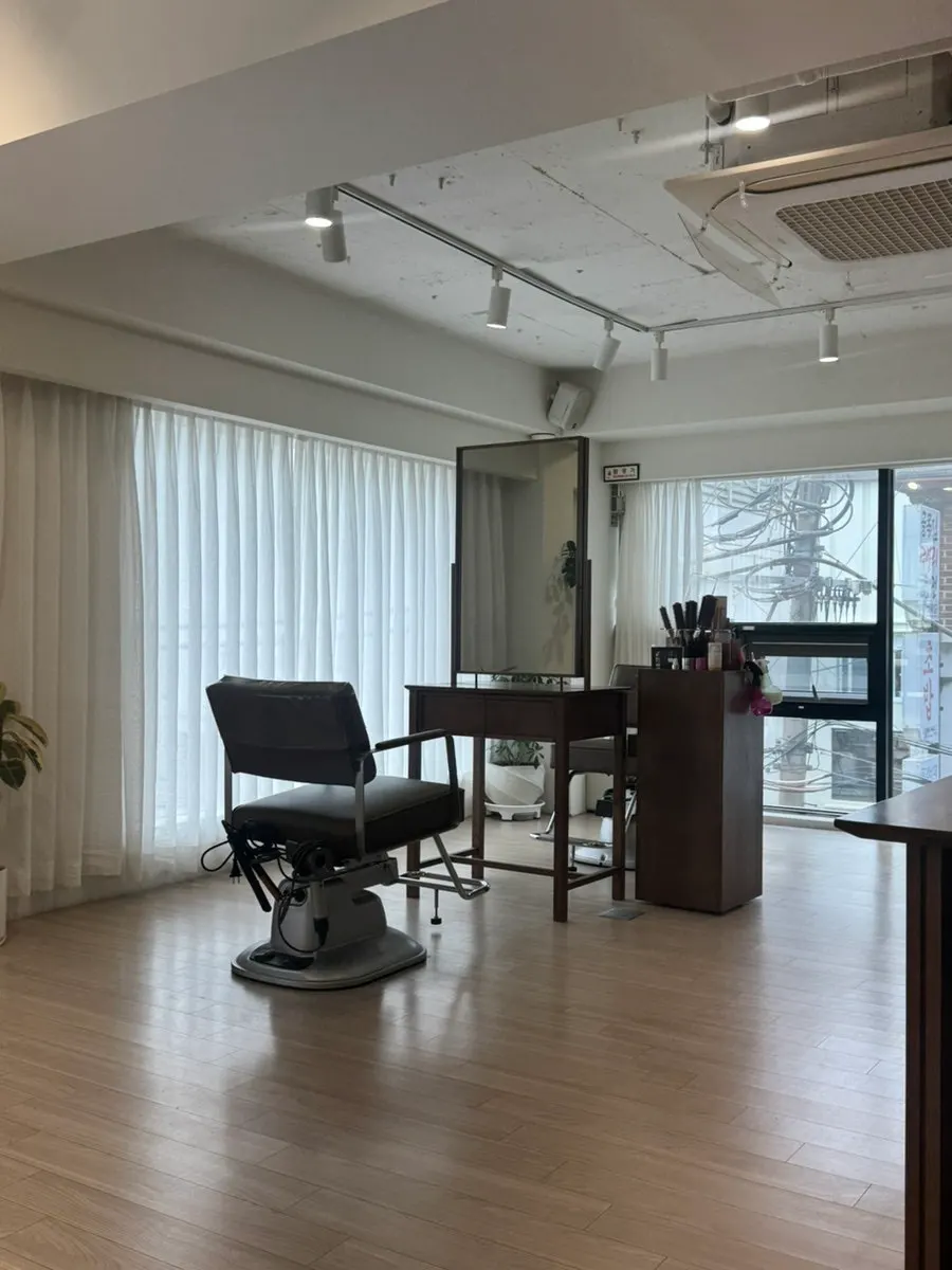 평일 오전 한적한 희올헤어 강남본점 내부