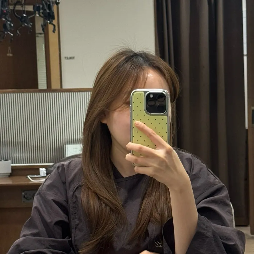 클리닉 기기 앞에 앉은 모습