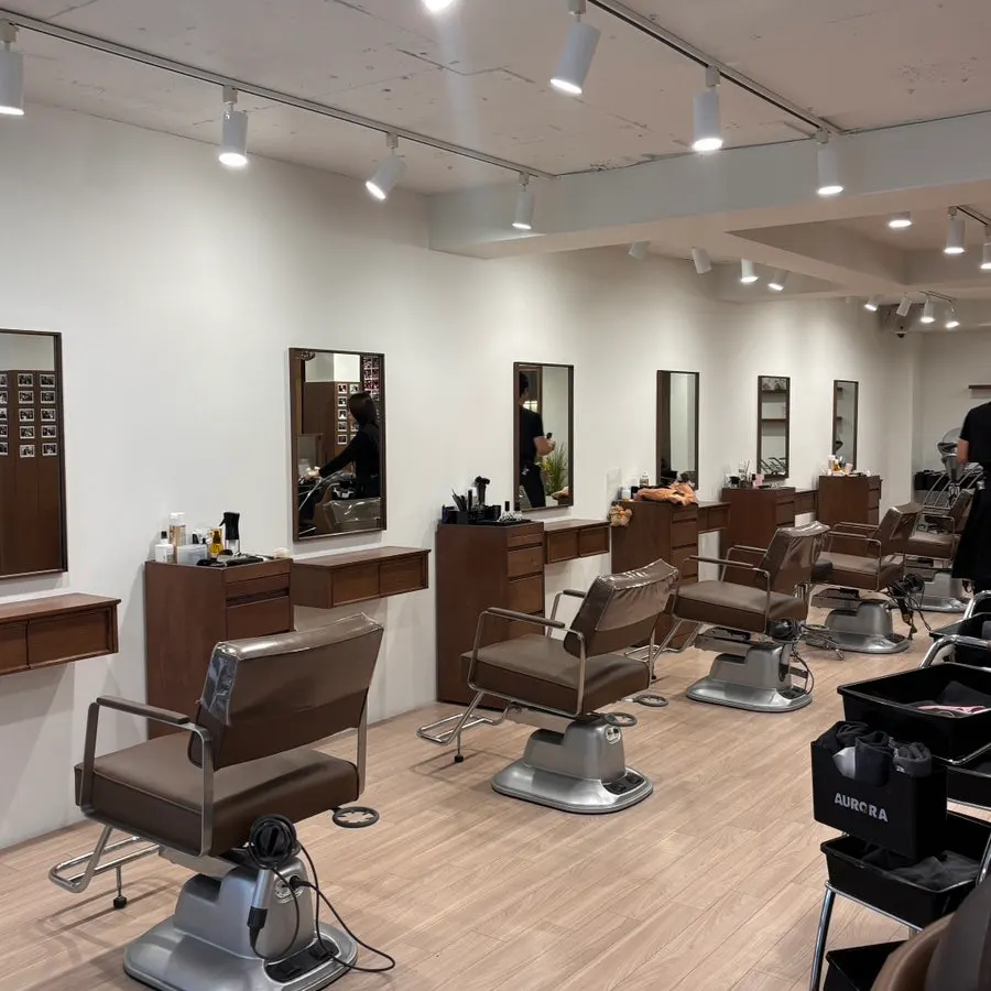 Treatment chair and mirror at Heeol Hair