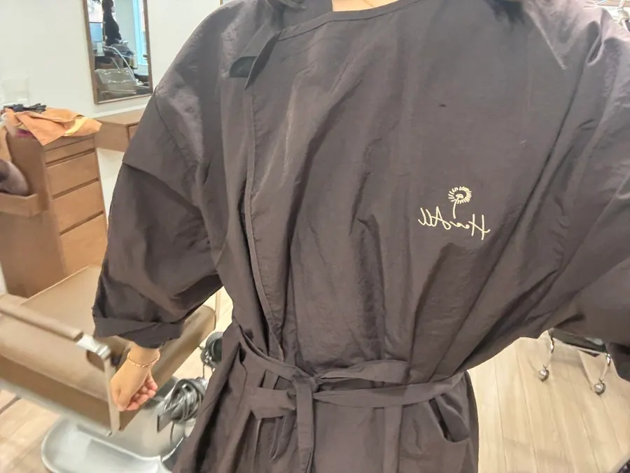 Wearing a cape before the shampoo