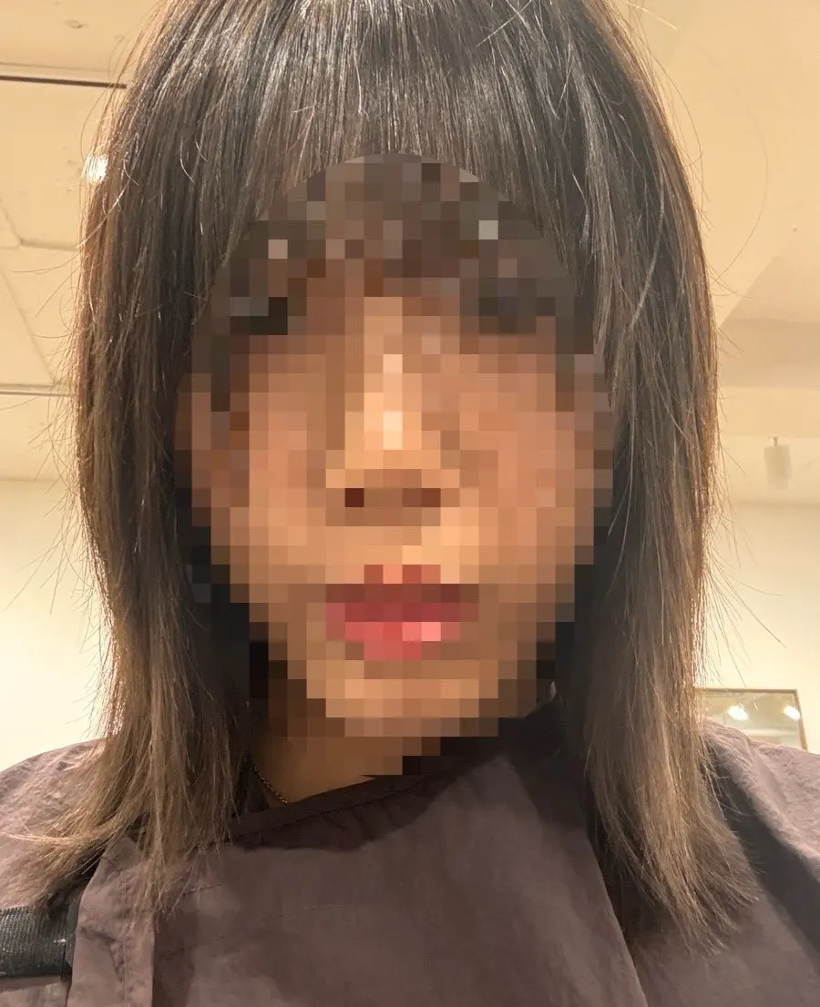 Medium-length hair with shine restored after the clinic treatment