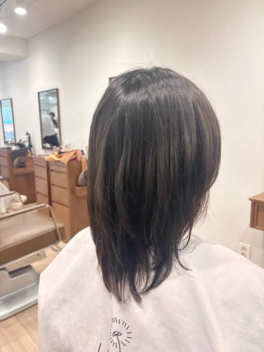 The finished medium-length layered C-curl perm style