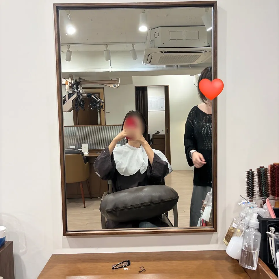 Consultation scene checking hair condition with designer Subin