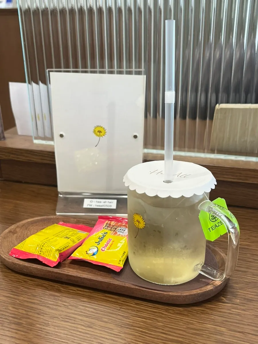 음료를 마시며 여유롭게 기다리는 미용실 자리