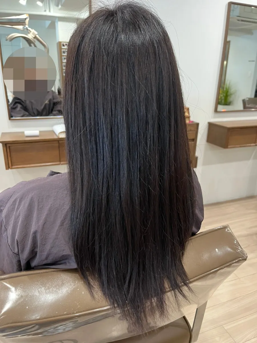 펌 전 손상된 모발 상태를 보여주는 뒷모습