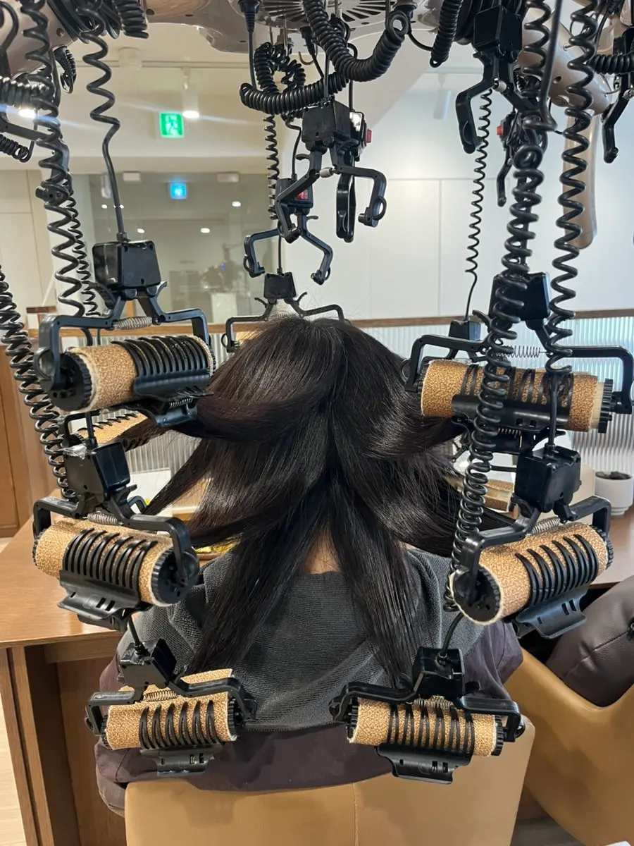C컬을 넣기 위해 로드로 머리를 말아둔 모습