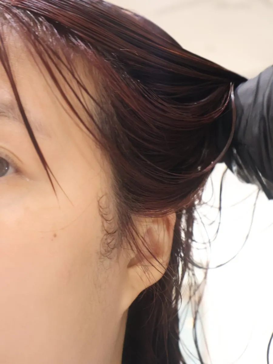 손상모에 영양 클리닉 제품을 바르는 모습