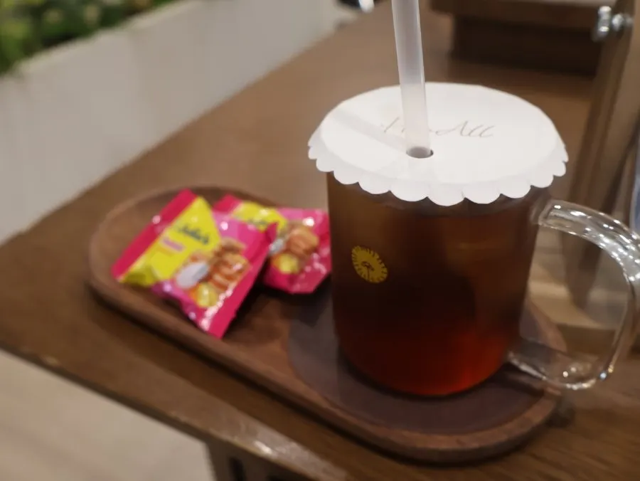 스티머로 클리닉 제품을 침투시키는 장면