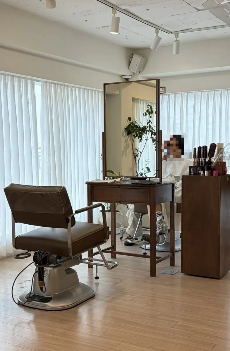 Salon seats and mirrors at Heeol Hair Gangnam Flagship Store