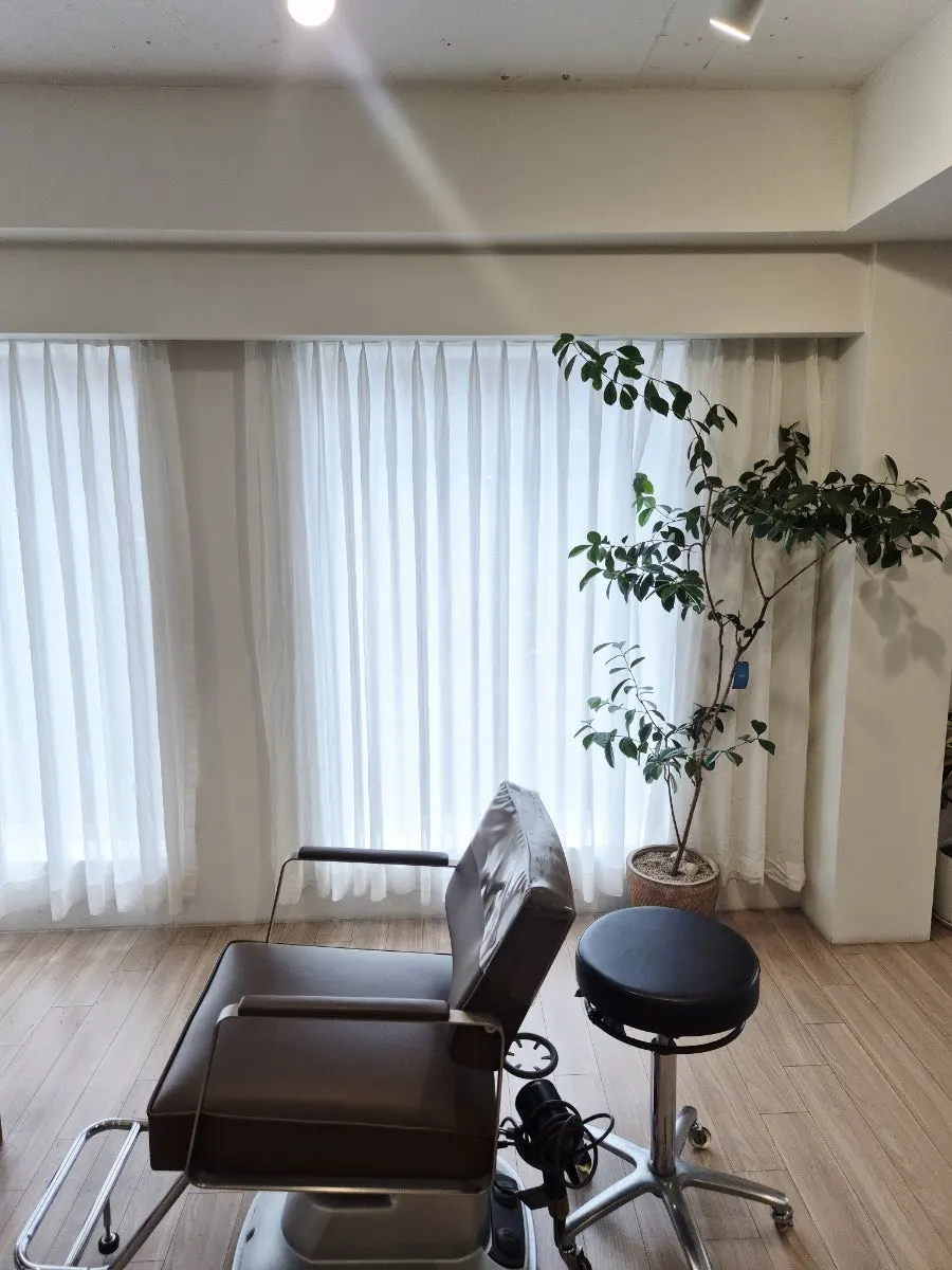 우드톤으로 꾸며진 희올헤어 강남본점 내부