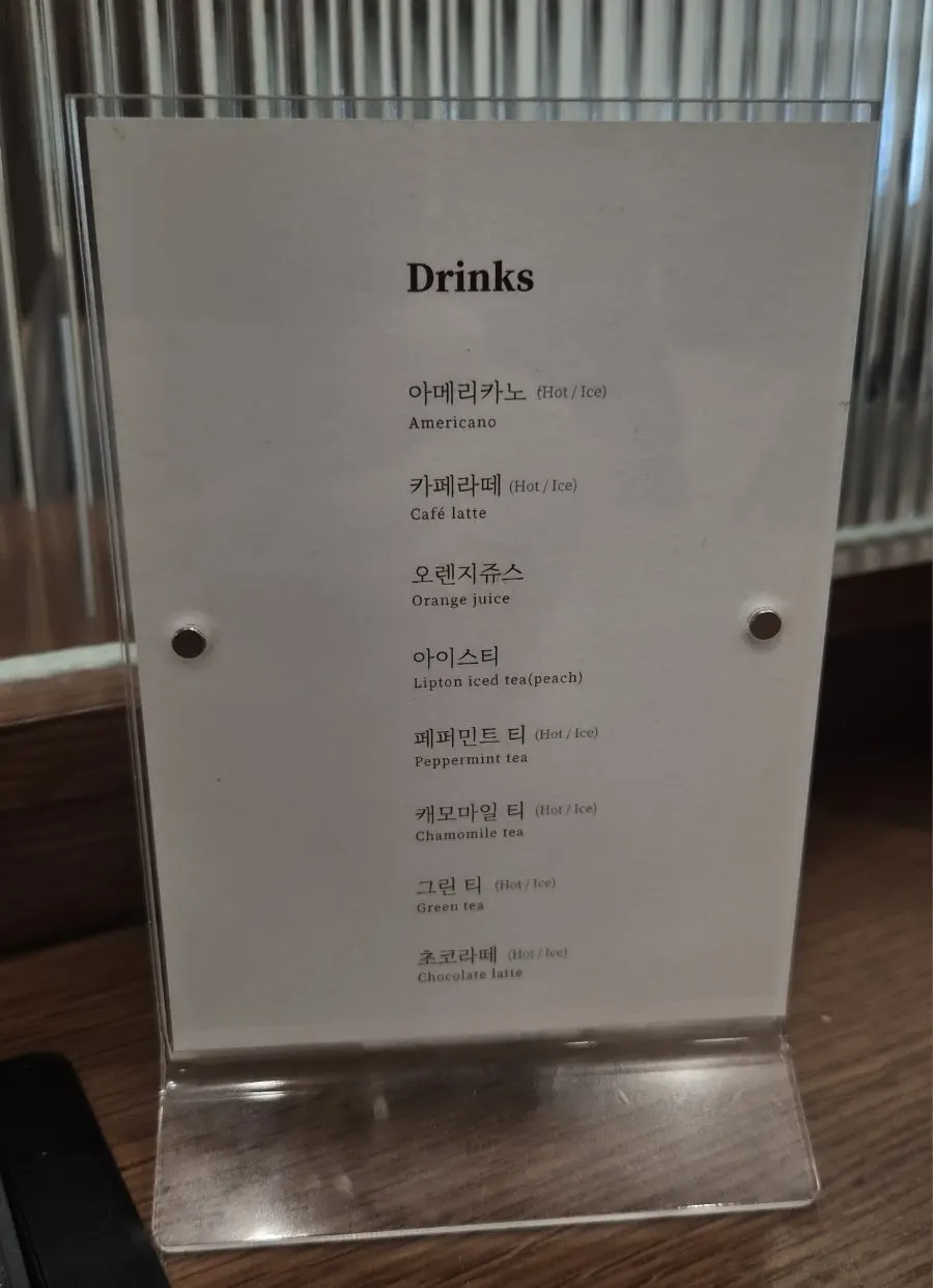 좌석에 마련된 휴대폰 충전 케이블