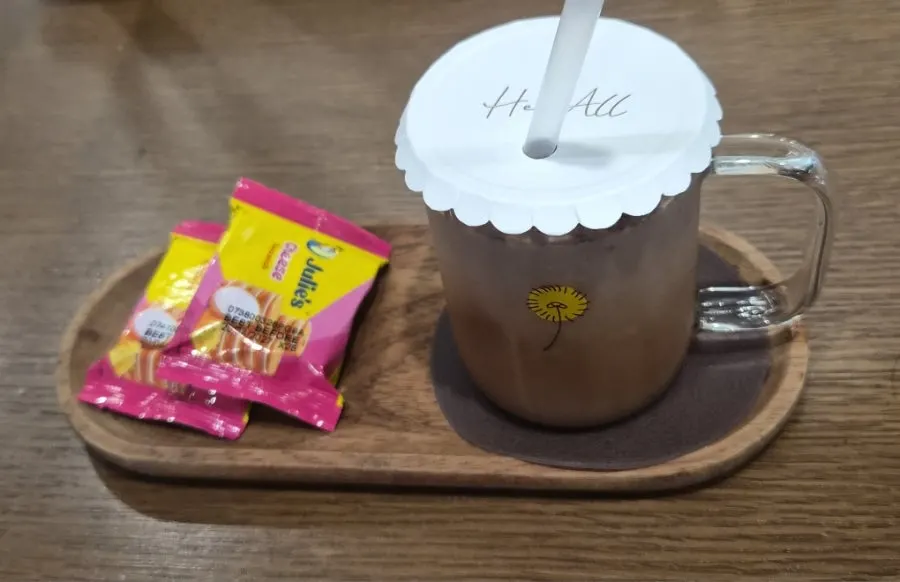 콘센트와 와이파이 이용 가능한 미용실 좌석