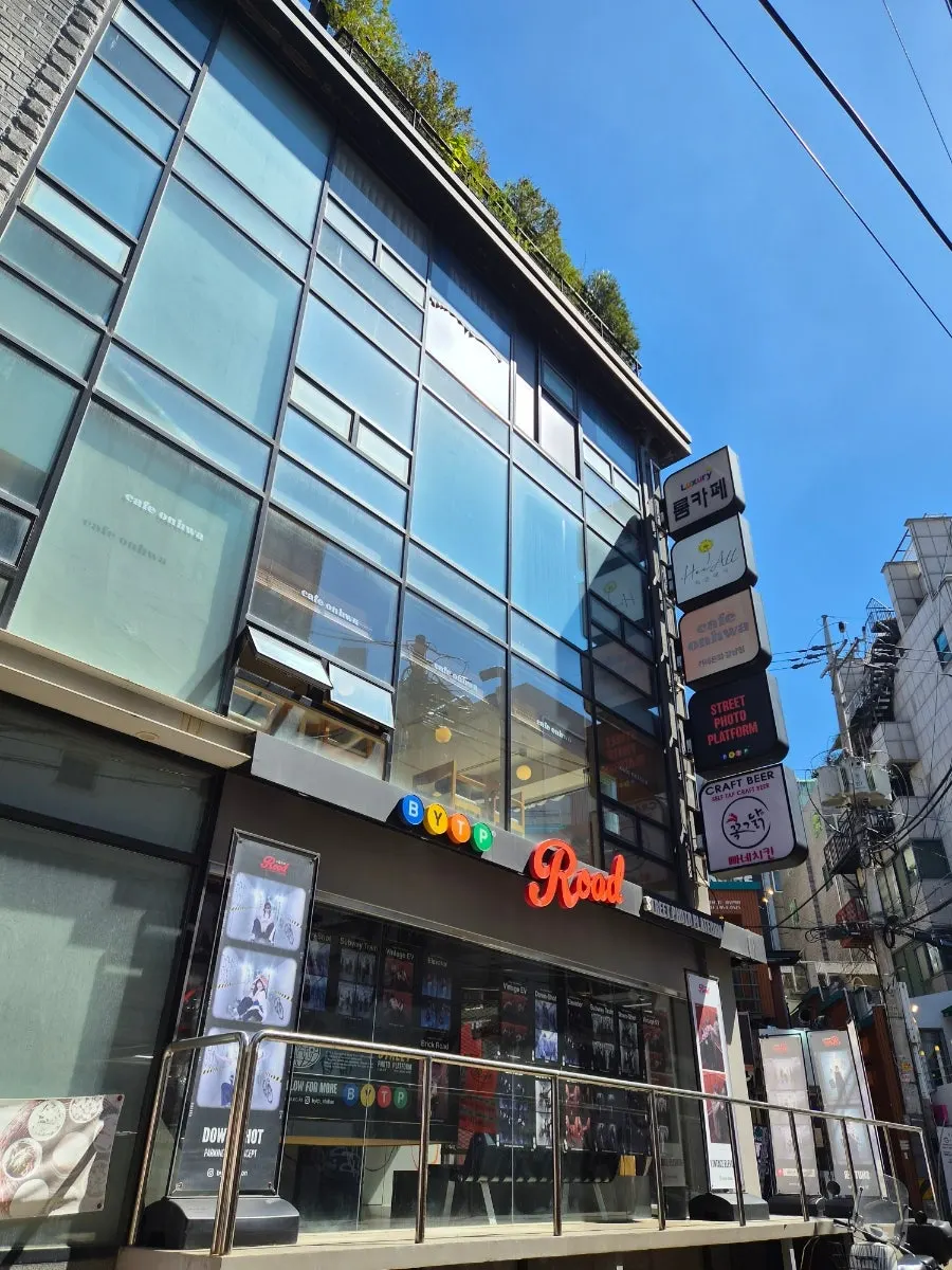 Entrance of Heeol Hair Gangnam Flagship Store on Bongeunsa-ro 4-gil near Sinnonhyeon Station