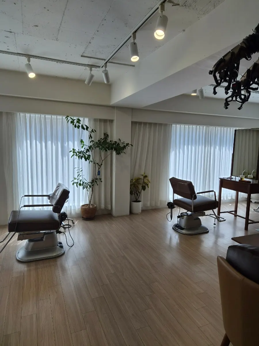 Mirror and treatment space at Heeol Hair Gangnam Flagship Store