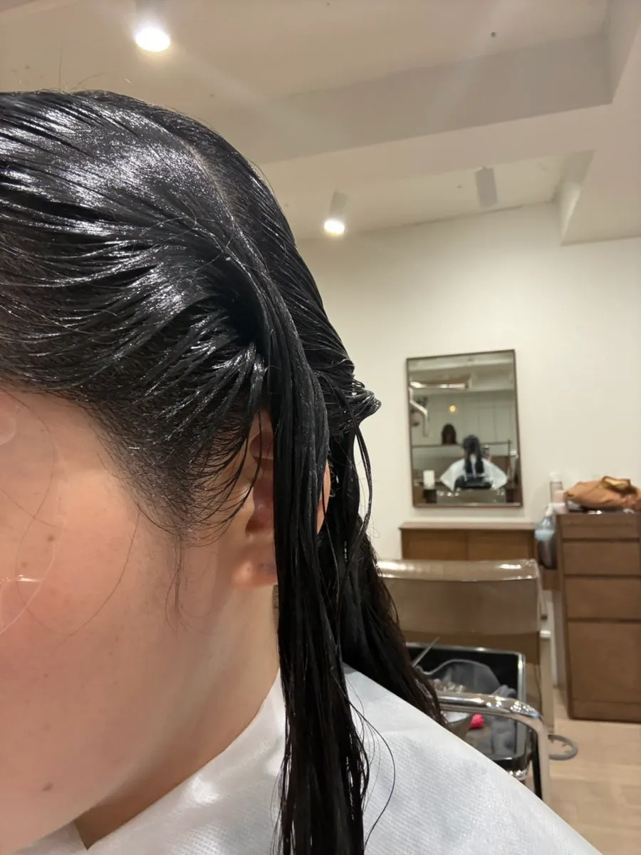 시술 준비 중인 미용실 좌석