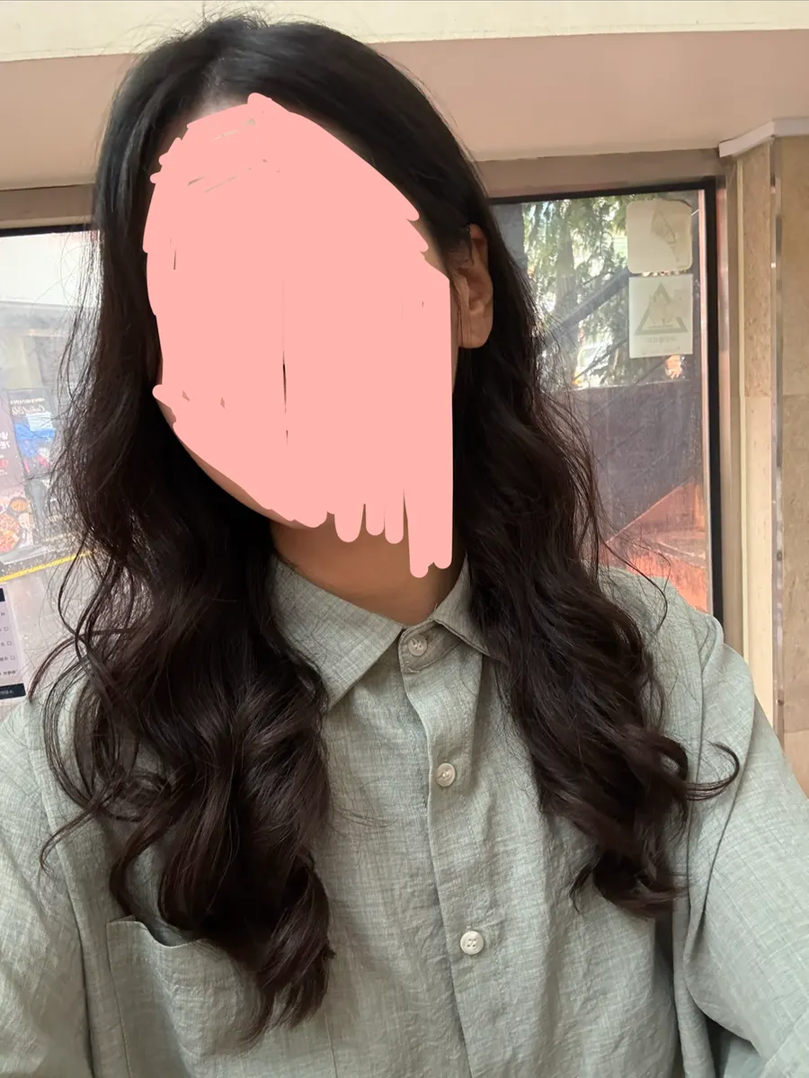 자연스러운 S컬 웨이브가 잡힌 긴머리