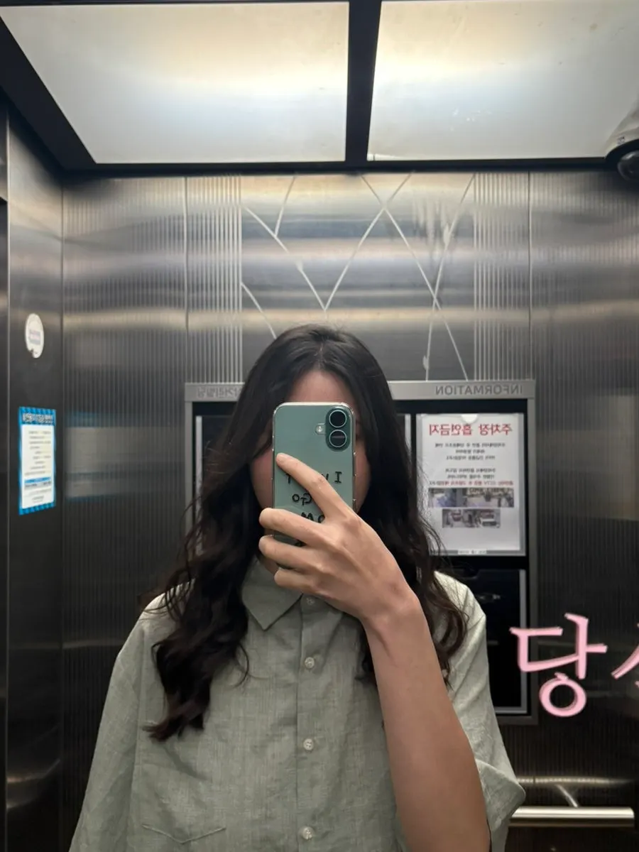 펌 마무리 단계의 긴머리 웨이브