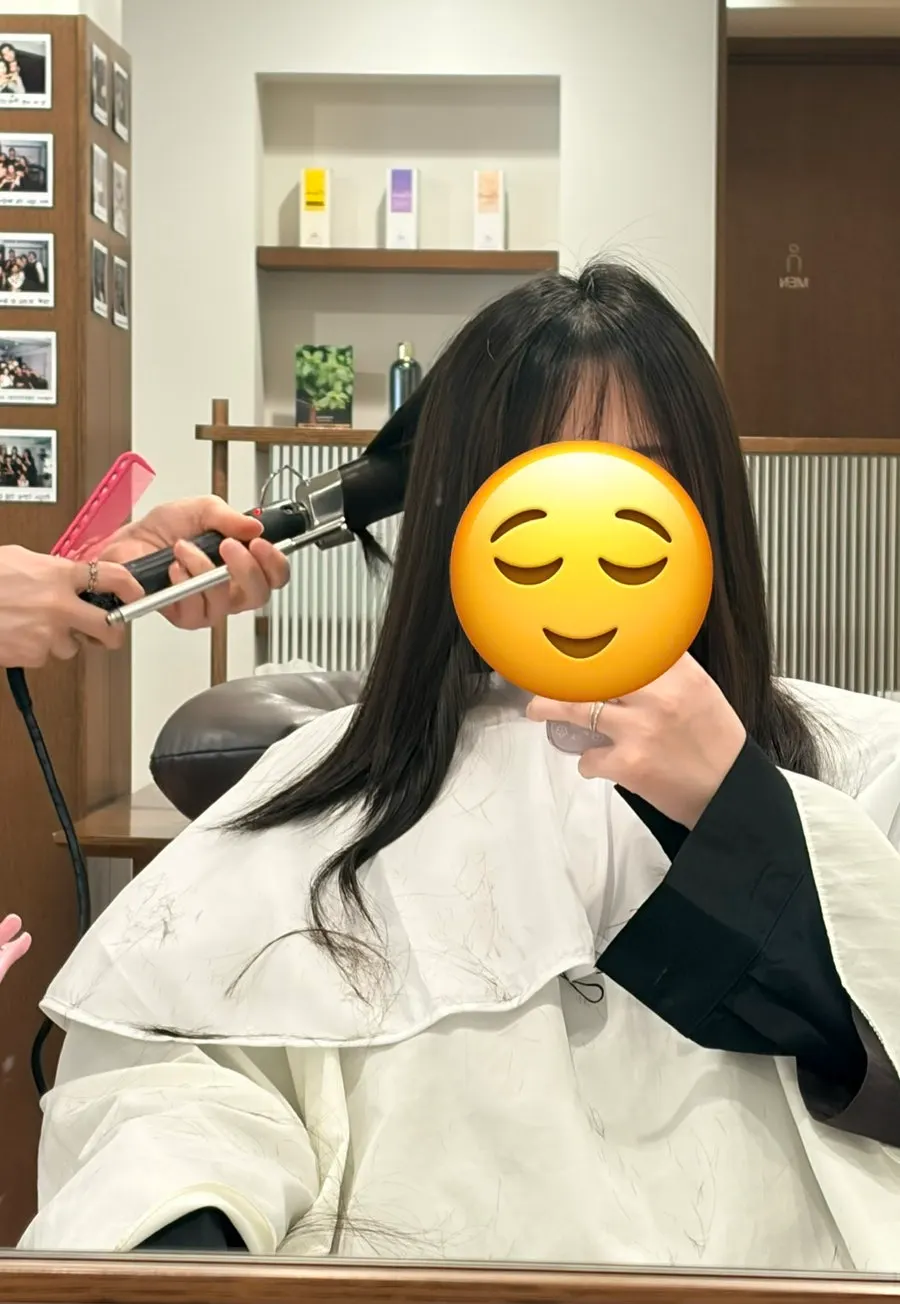 손상모 다듬는 커트 진행 장면