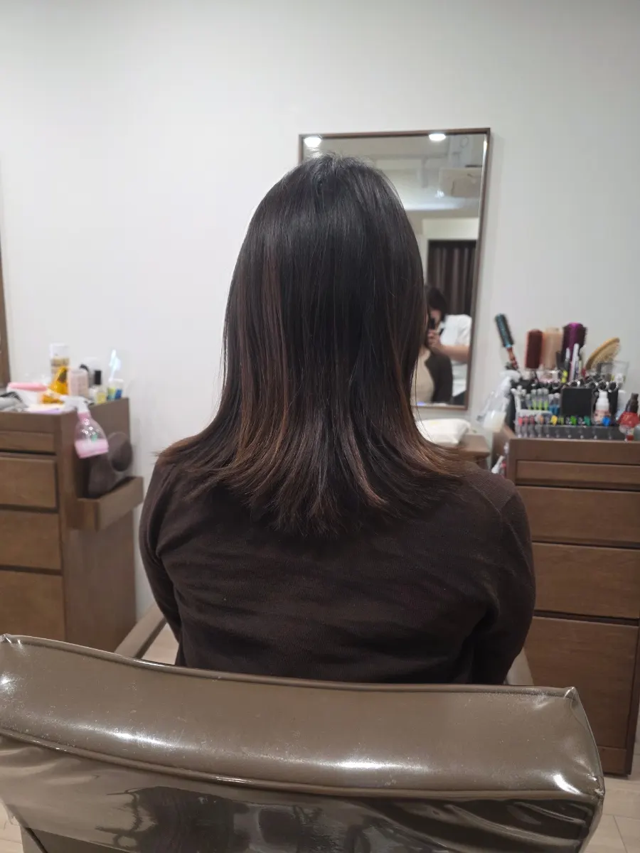 끝부분에 롯드를 말아 놓은 펌 시술 장면