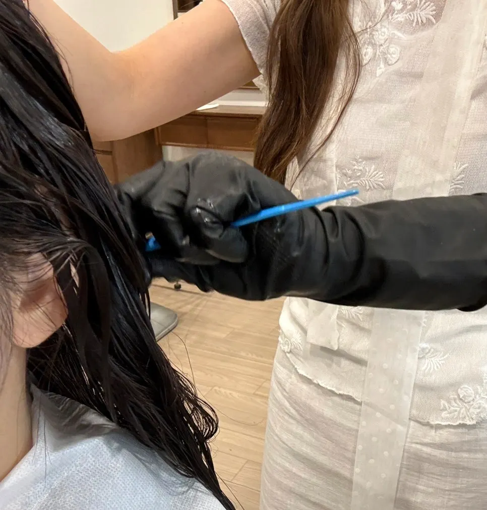 Applying straightening solution to the roots