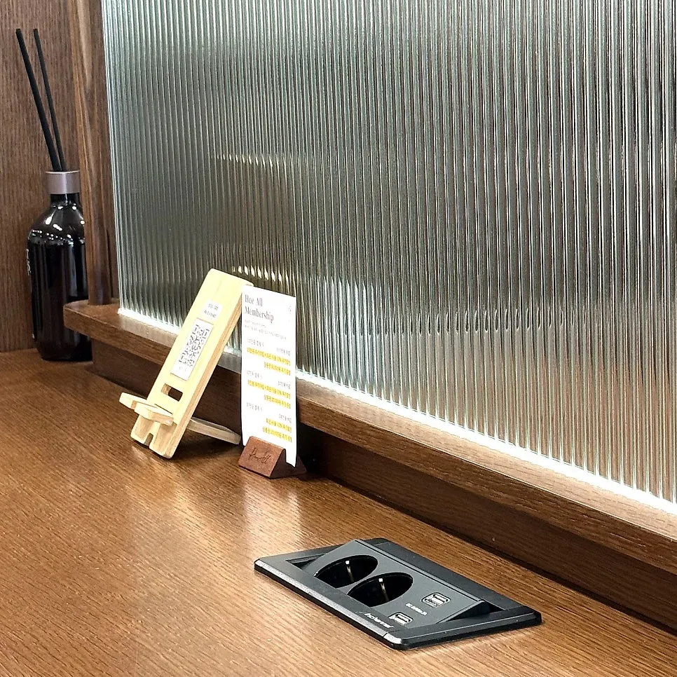 Seating area with a charger provided while waiting