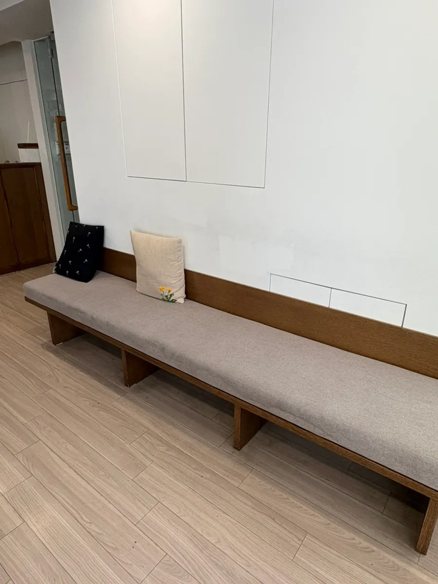 Bagian dalam dekat pintu masuk Heeol Hair