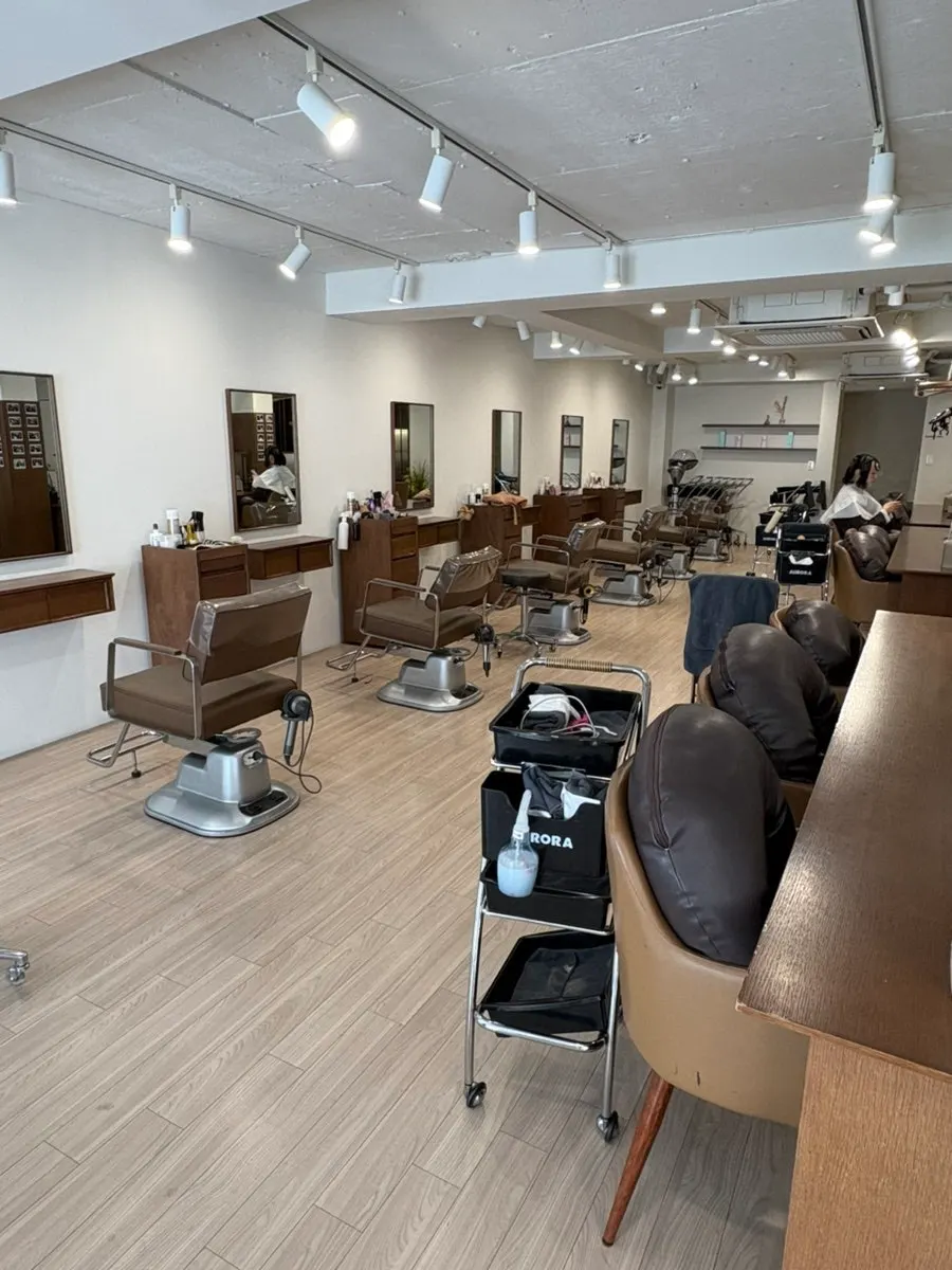 Ruang tunggu sofa di Heeol Hair