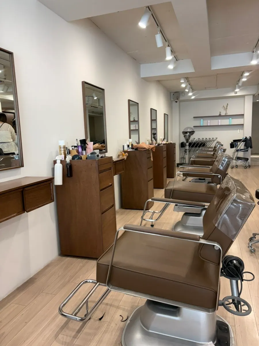 Interior toko Heeol Hair yang luas dan bersih