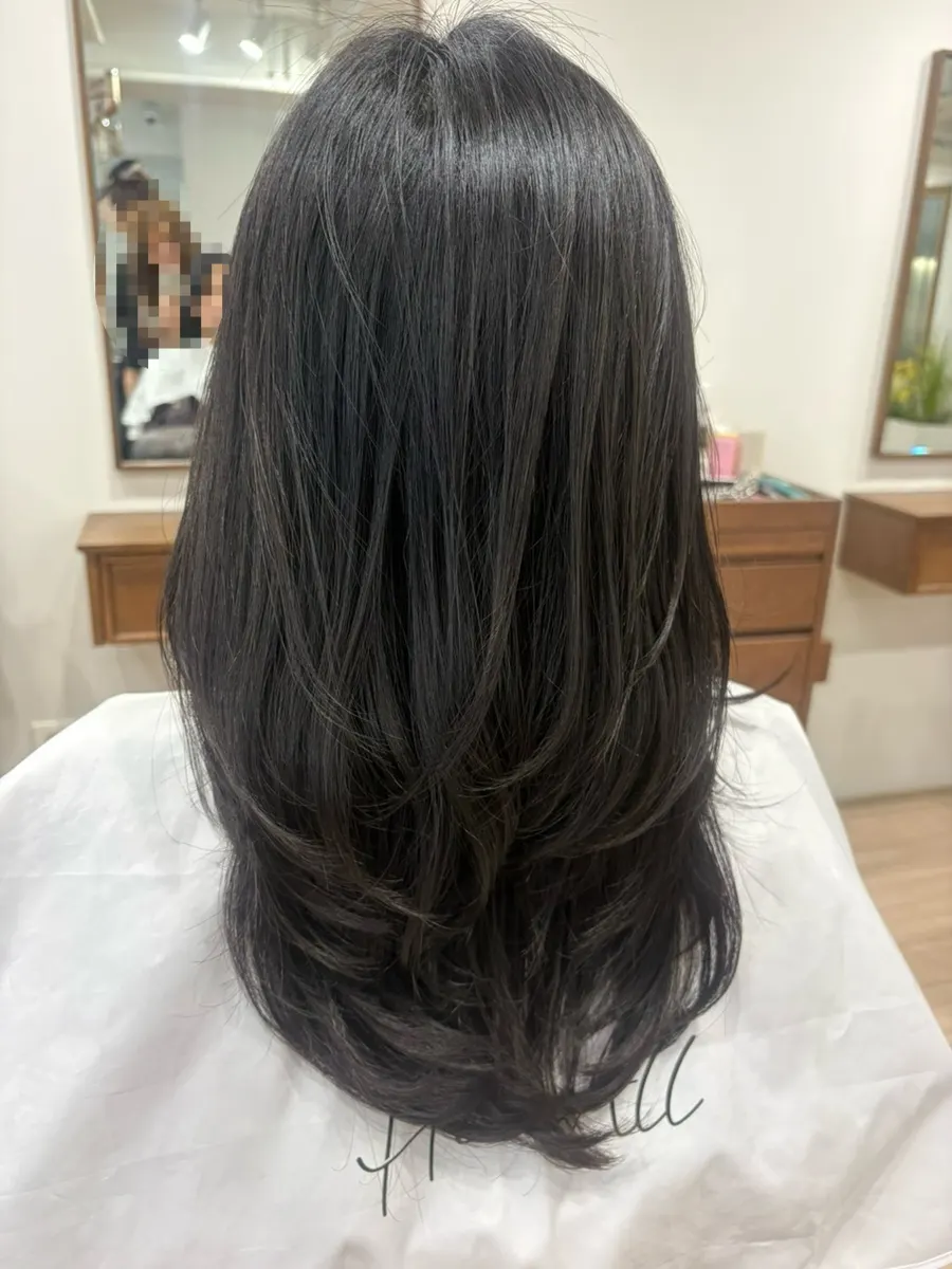 Proses rebonding akar rambut sedang berlangsung