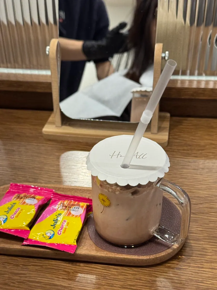 톤다운 염색약 도포를 시작하는 시술 자리