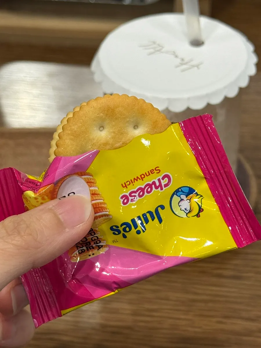 디자이너와 인턴이 양쪽에서 염색약을 바르는 모습