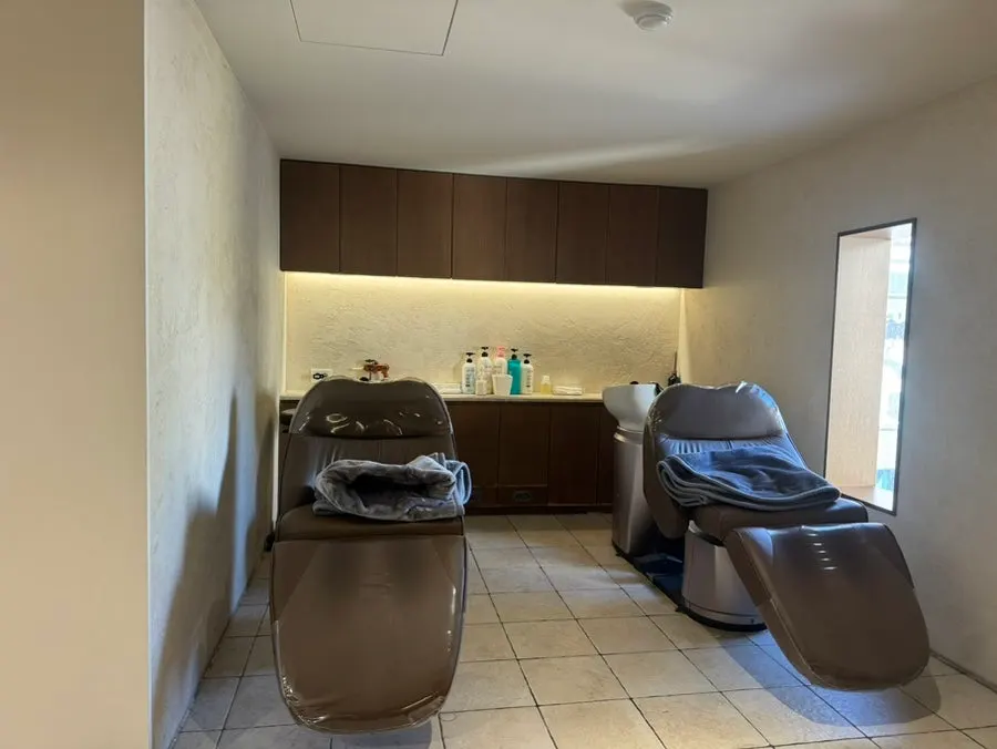 Shampoo room with electric bed and blanket