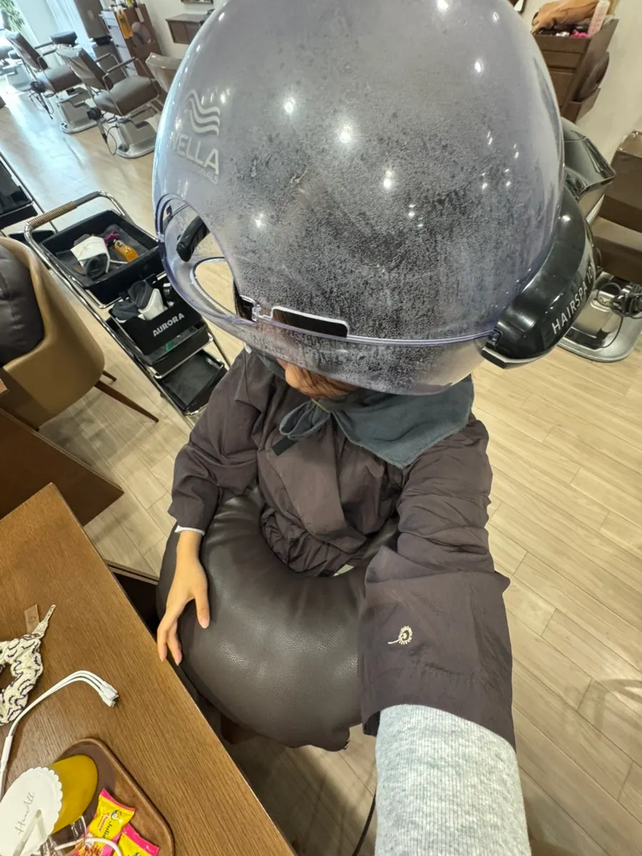 Scalp scaling massage in progress