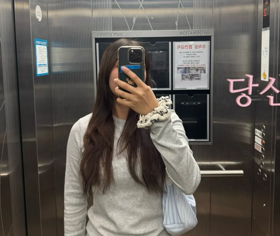 Frizzy hair ends before the clinic