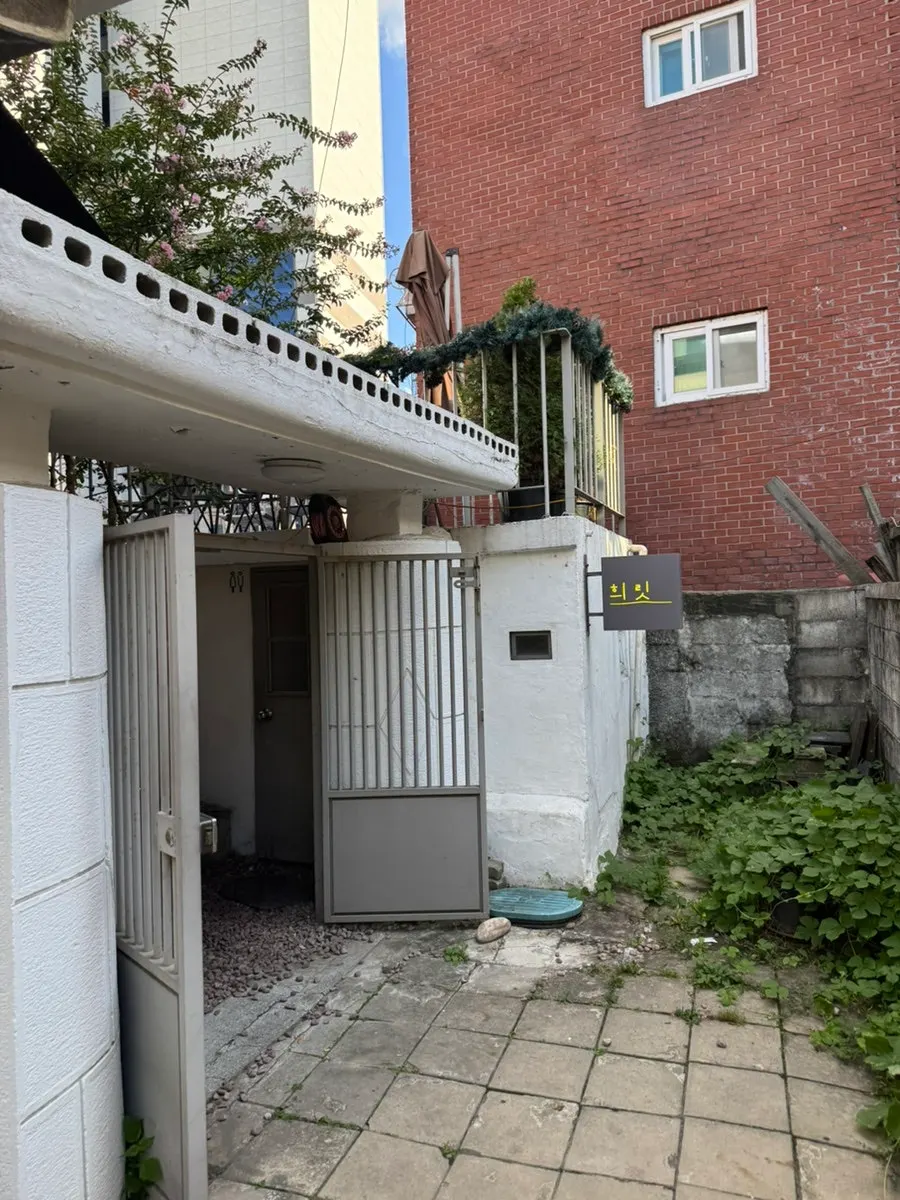 Charming exterior details near Huirit's entrance